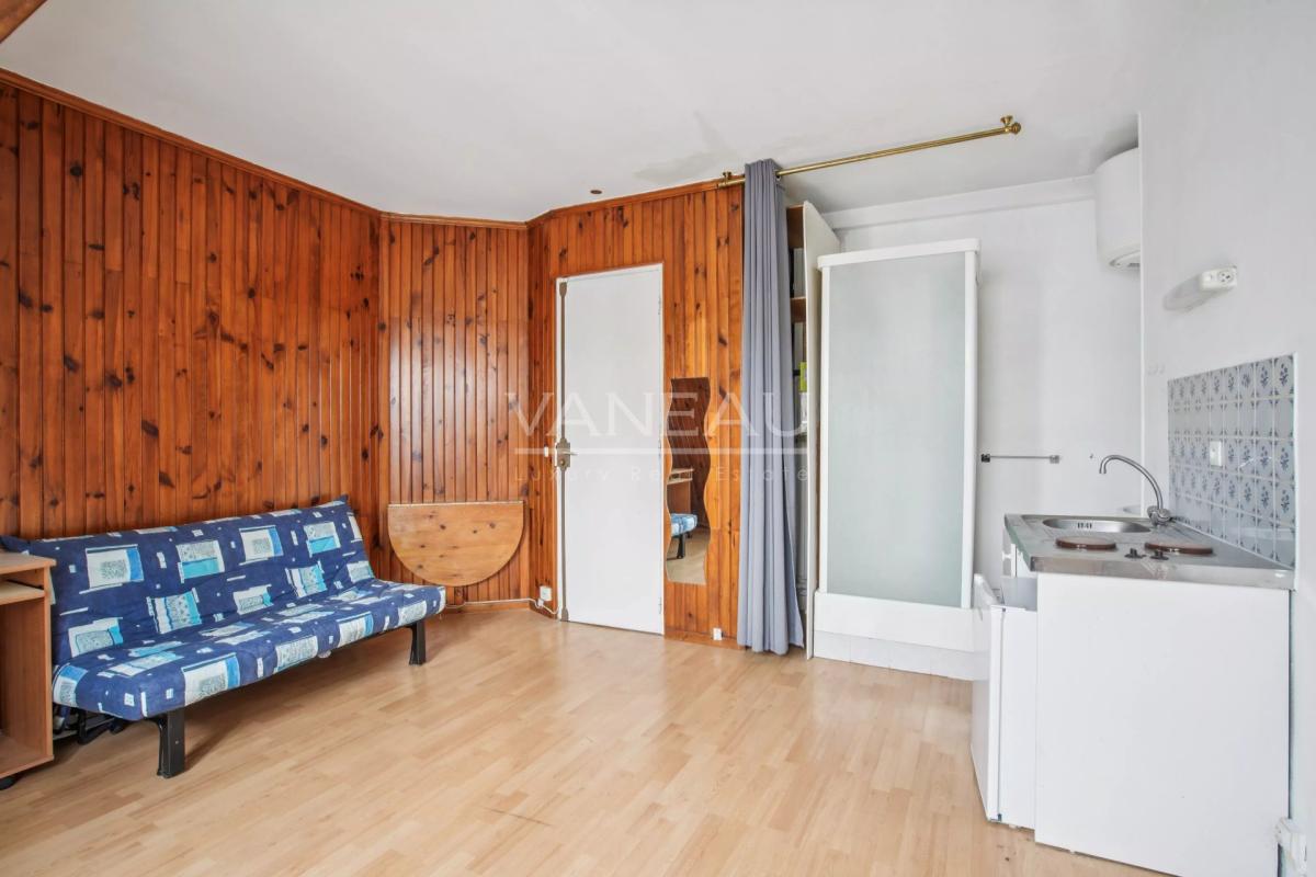 PARIS XVe - Adolphe Cherioux - Studio en dernier étage