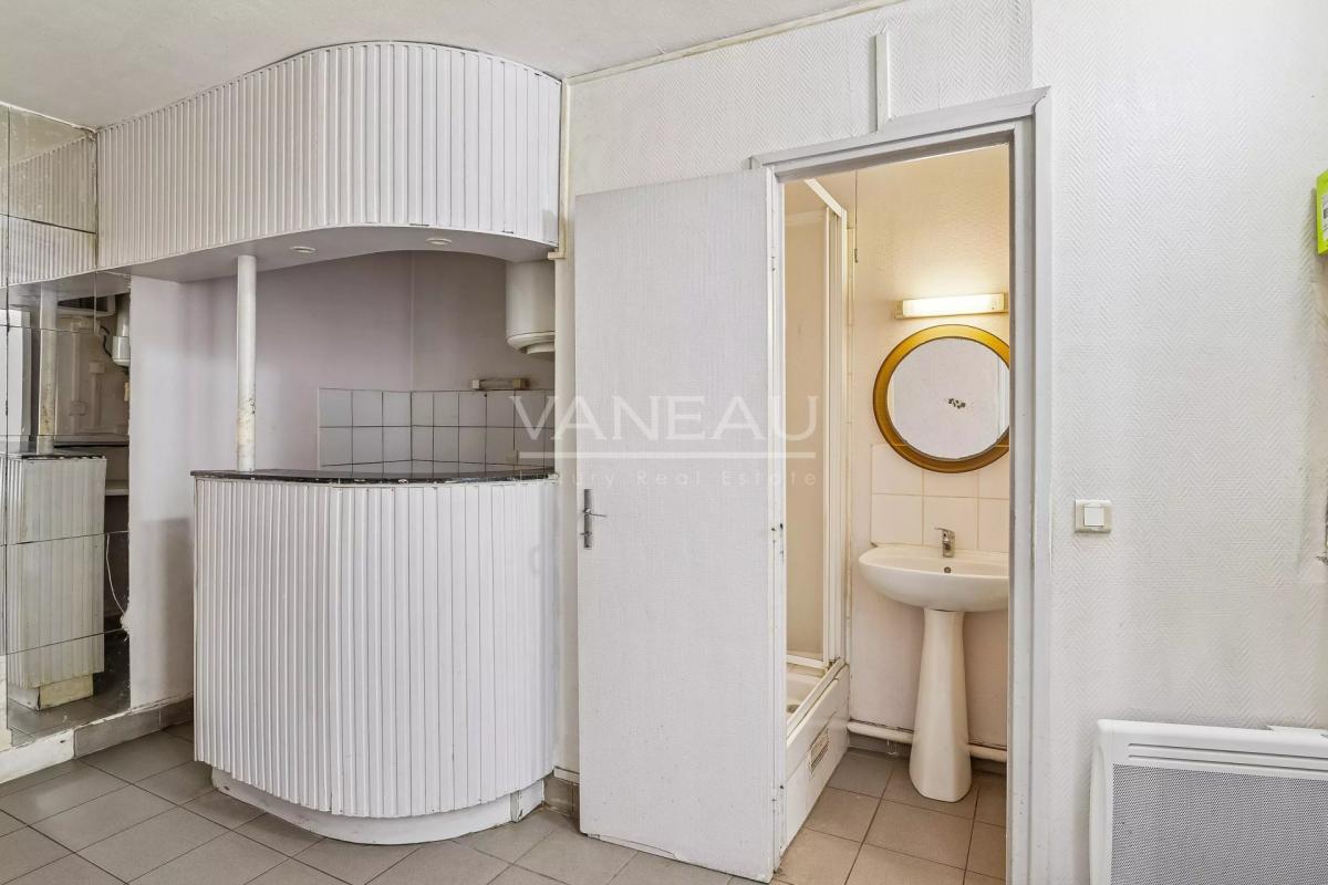 Paris XVIIème – Épinettes – 2 pièces à rénover avec cave – Fort 