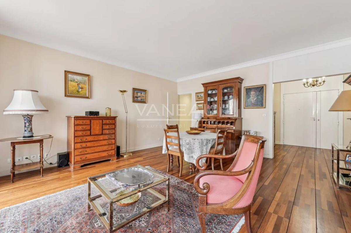 Paris VIIe - PLACE DE BRETEUIL - Appartement avec terrasse