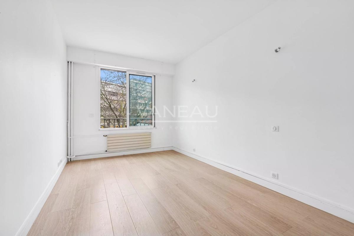 Paris XIVe - Port Royal - Balcon, vue dégagée.