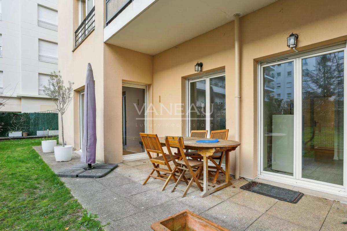 RARE – APPARTEMENT FAMILIAL MEUBLÉ – JARDIN PRIVATIF 80 m² – PLE