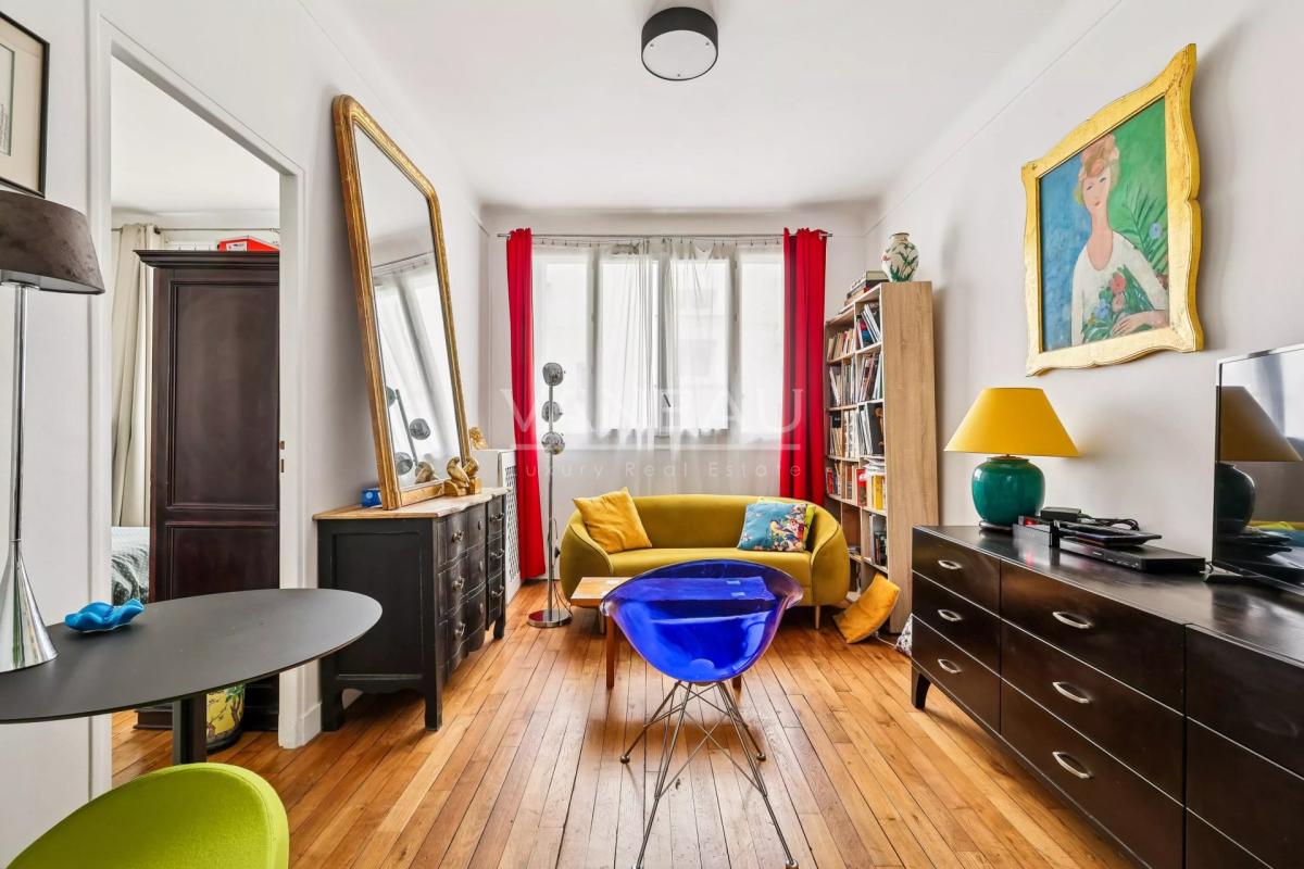 PARIS XVe - Volontaires : Appartement deux pièces au calme