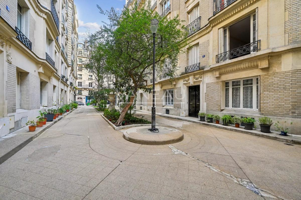 PARIS XVe - Rue du Laos : Bel appartement trois pièces au calme 