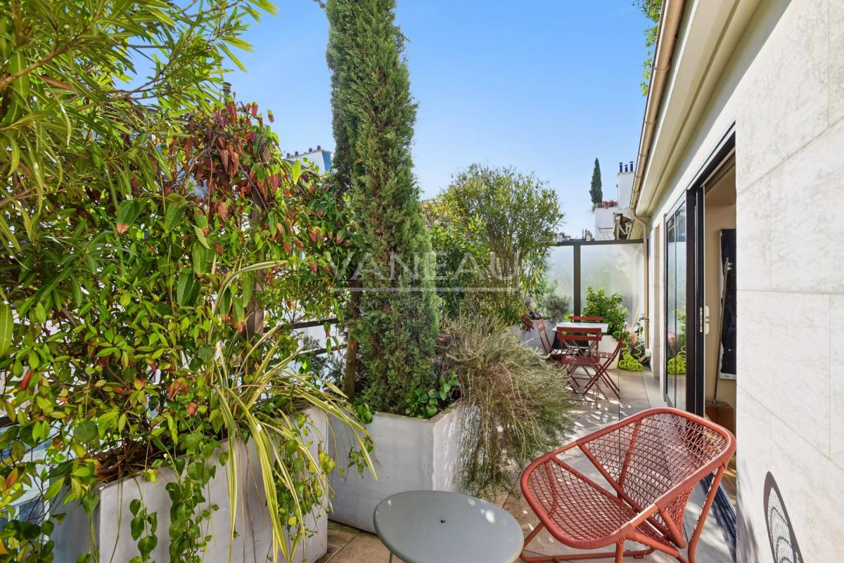 Duplex avec terrasse arborée - Paris VII
