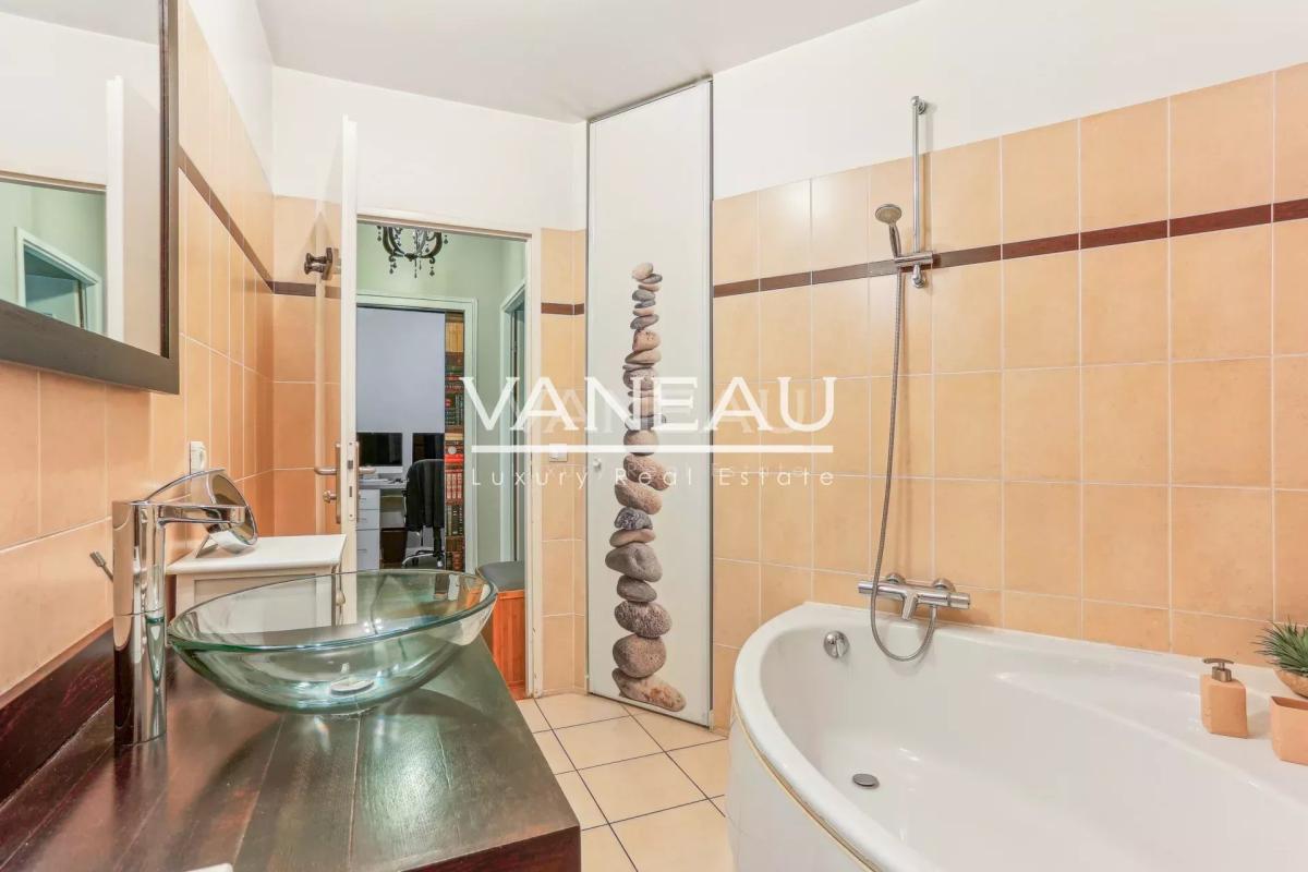 Deux pièces avec balcon exposé sud - immeuble moderne