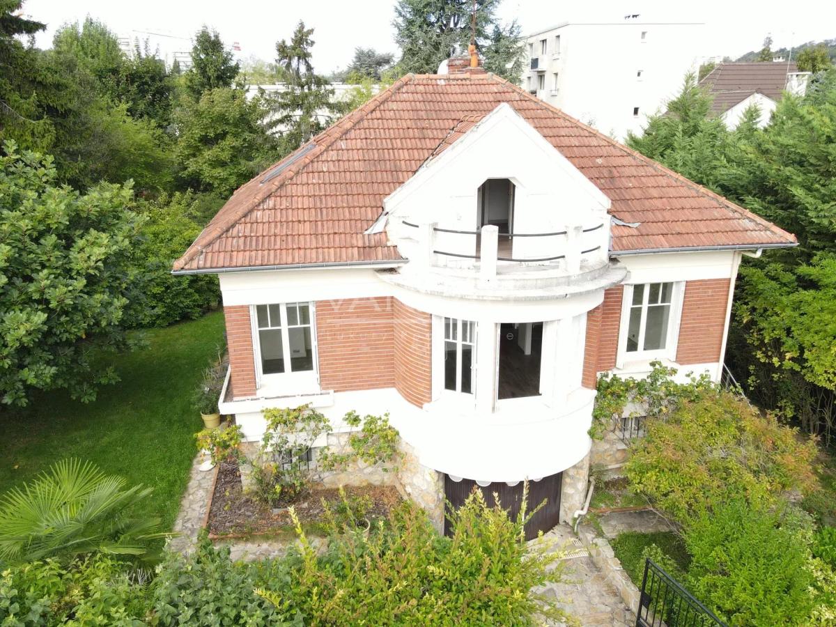 Sceaux (92330) - Villa de six pièces avec jardin fruitier -