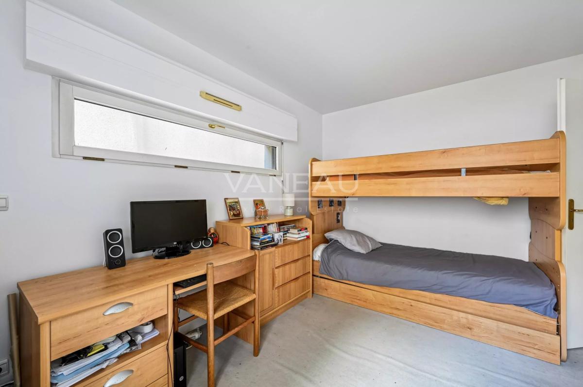 PARIS XVe - Commerce : Appartement familial avec balcon au calme