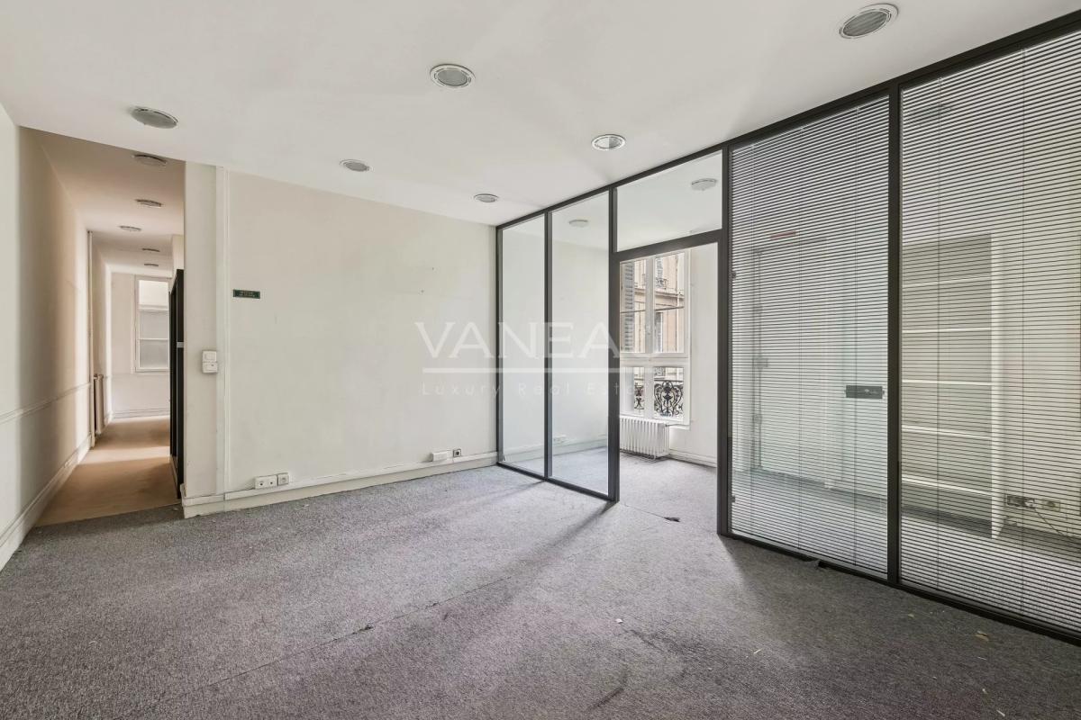 Paris VIII - Triangle d'or - Appartement de caractère traversant