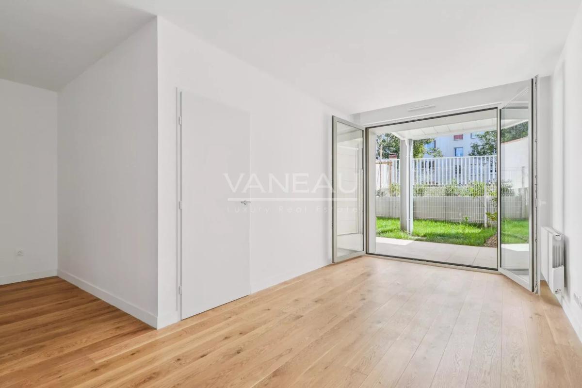 Issy-les-Moulineaux - Deux pièces rénové DPE D avec terrasse et 