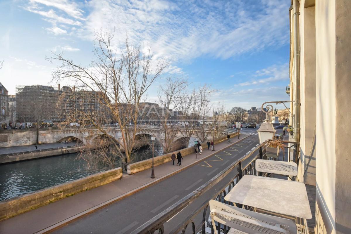 PARIS 1er – VUE DÉGAGÉE SUR LA SEINE – À 10 MINUTES DU LOUVRE – 