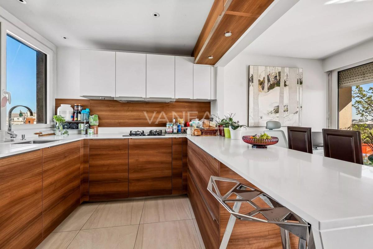 Paris XIVe : Parc Montsouris : Duplex au dernier étage avec terr