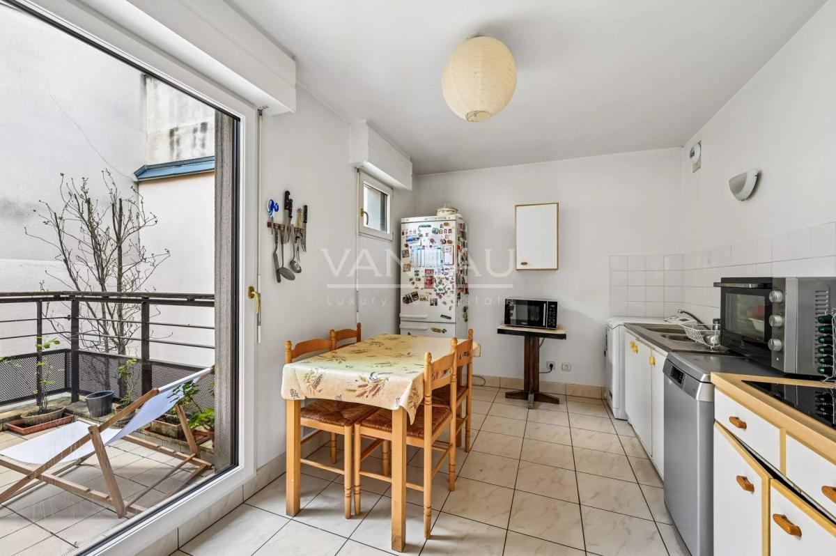 PARIS XVe - Commerce : Appartement familial avec balcon au calme