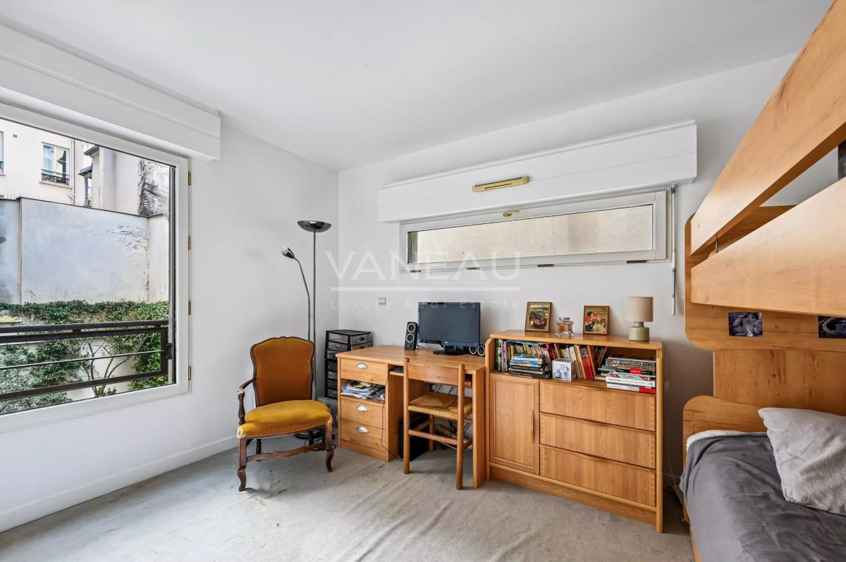 PARIS XVe - Commerce : Appartement familial avec balcon au calme