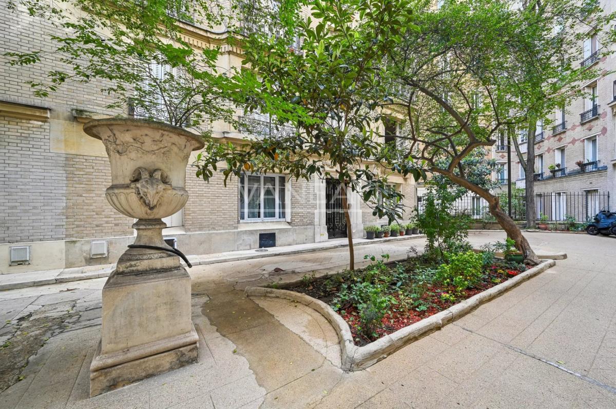 PARIS XVe - Rue du Laos : Bel appartement trois pièces au calme 