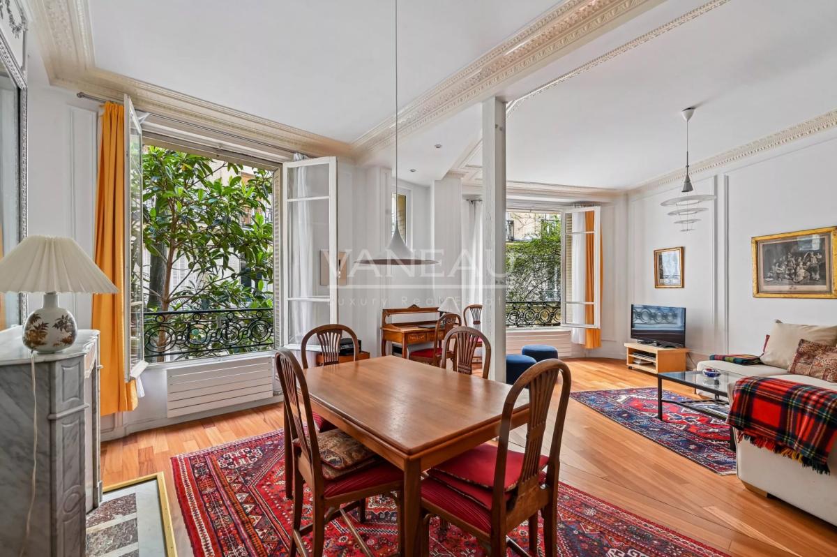 PARIS XVe - Rue du Laos : Bel appartement trois pièces au calme 