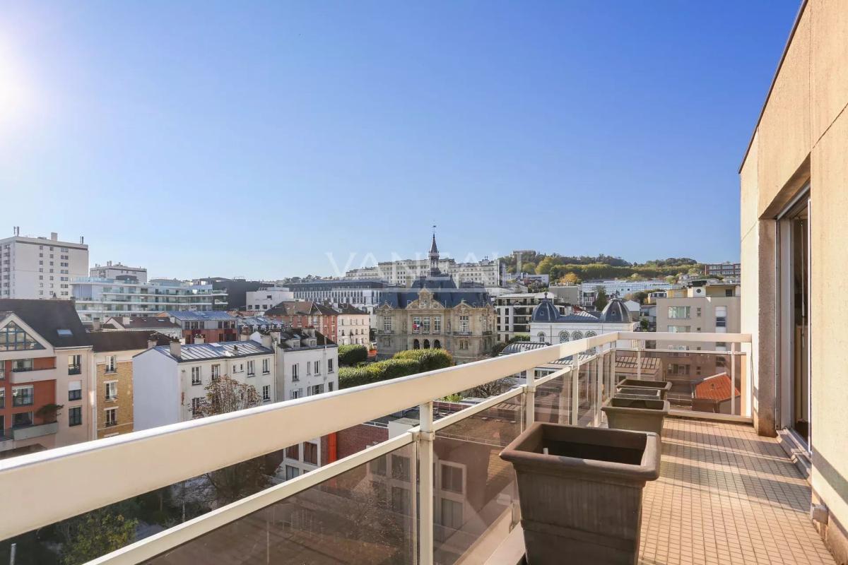 Suresnes/Mairie - Appartement dernier étage avec terrasse et bal