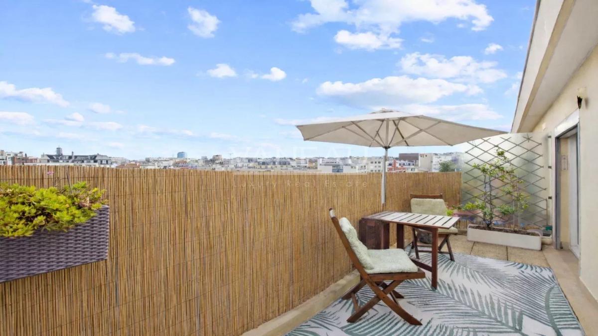 Boulogne, Les Passages : Deux pièces en dernier étage avec terra