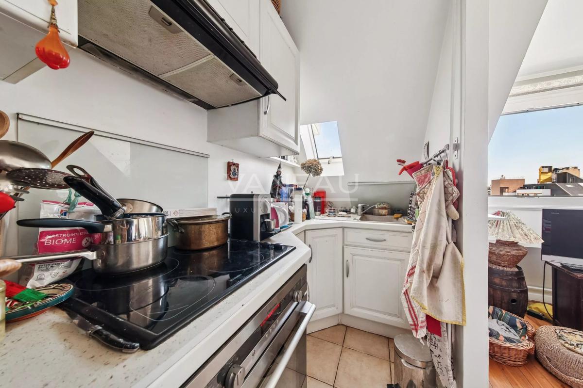 Boulogne centre - Trois pièces dernier étage avec balcon