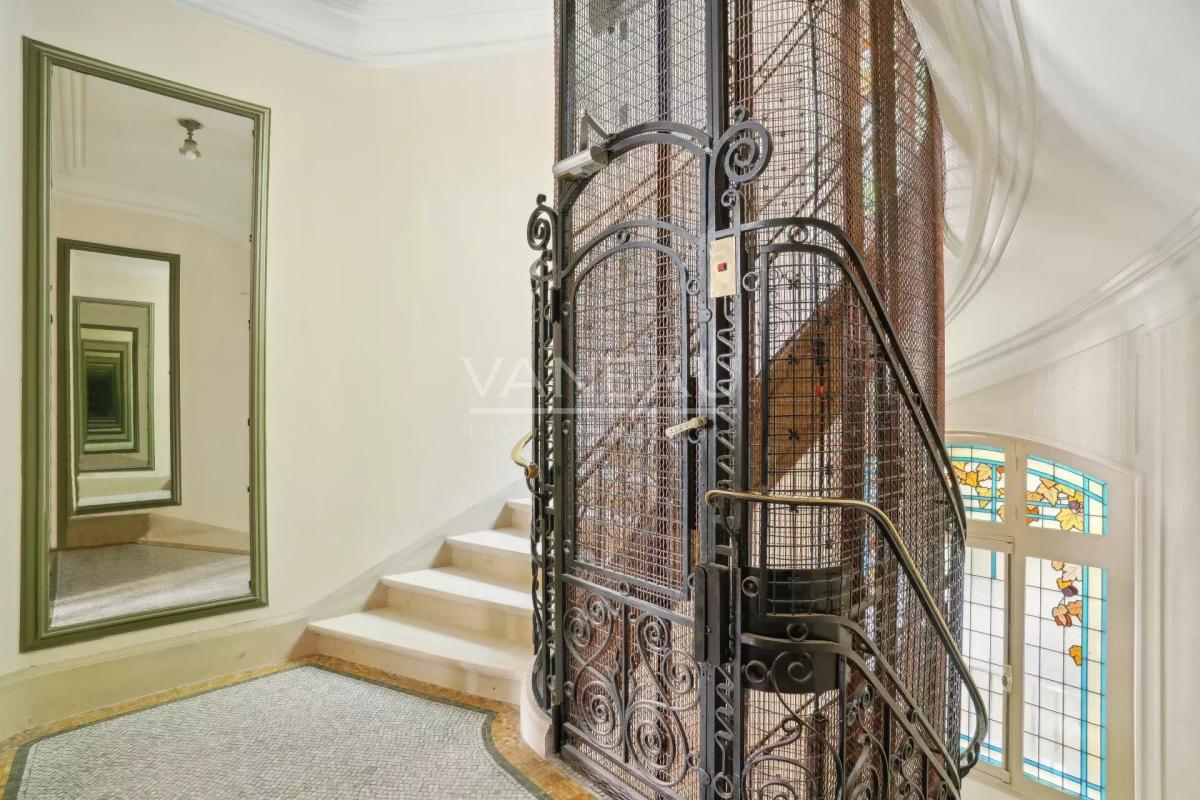 Paris XVIe-Trocadéro-Superbe appartement de 7 pièces prêt à vivr