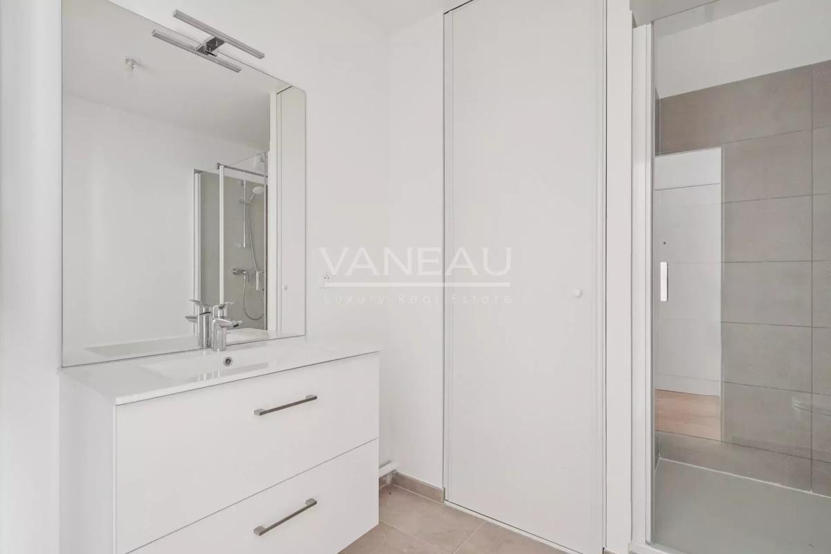 Issy-les-Moulineaux - Deux pièces rénové DPE D avec terrasse et 