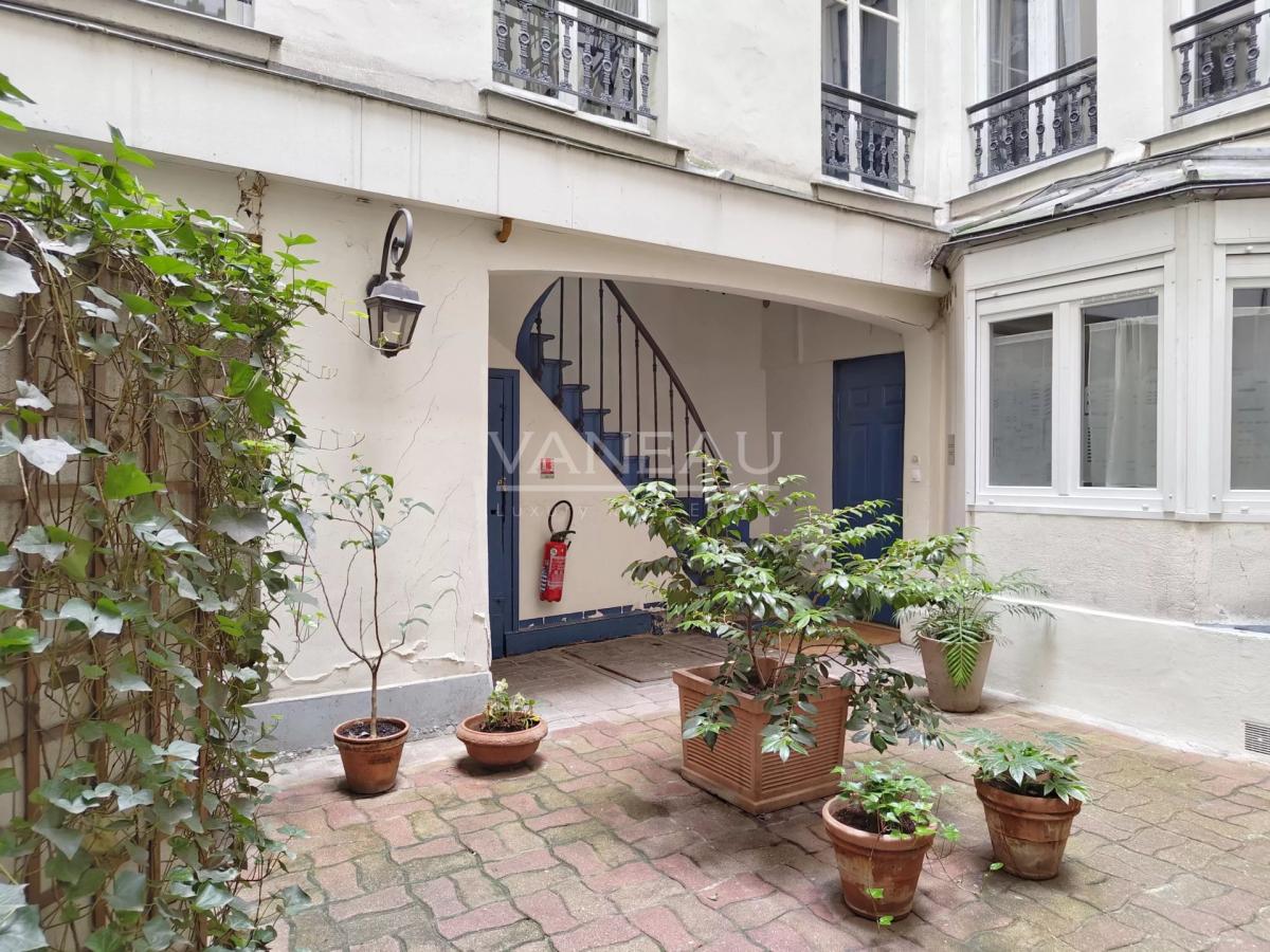 Paris IIe - Montorgueil - Studio dernier étage avec terrasse