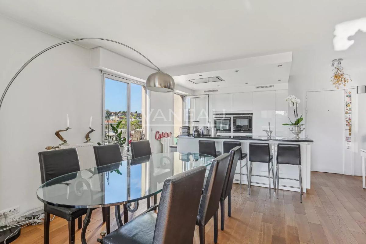 Suresnes/Mairie - Appartement dernier étage avec terrasse et bal