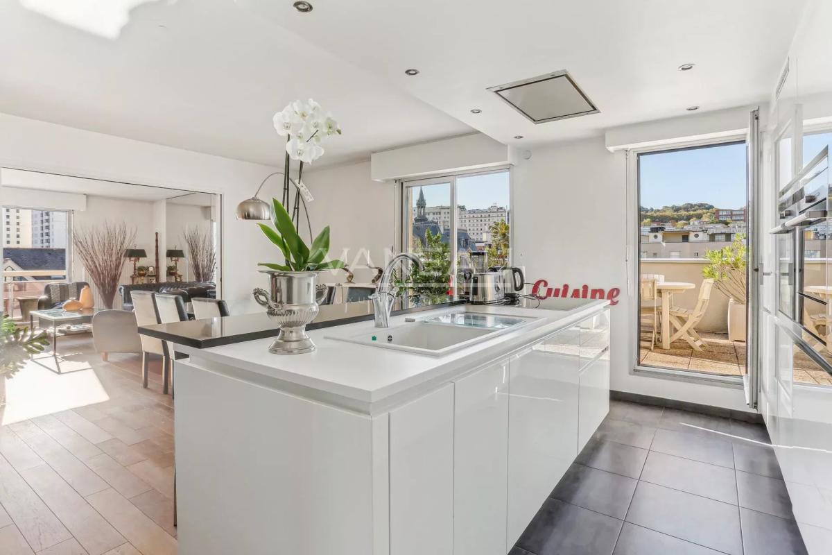 Suresnes/Mairie - Appartement dernier étage avec terrasse et bal