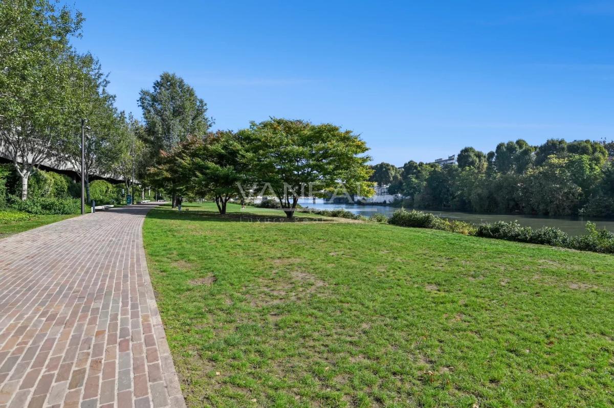 Courbevoie / Front de Seine / vue Tour Eiffel