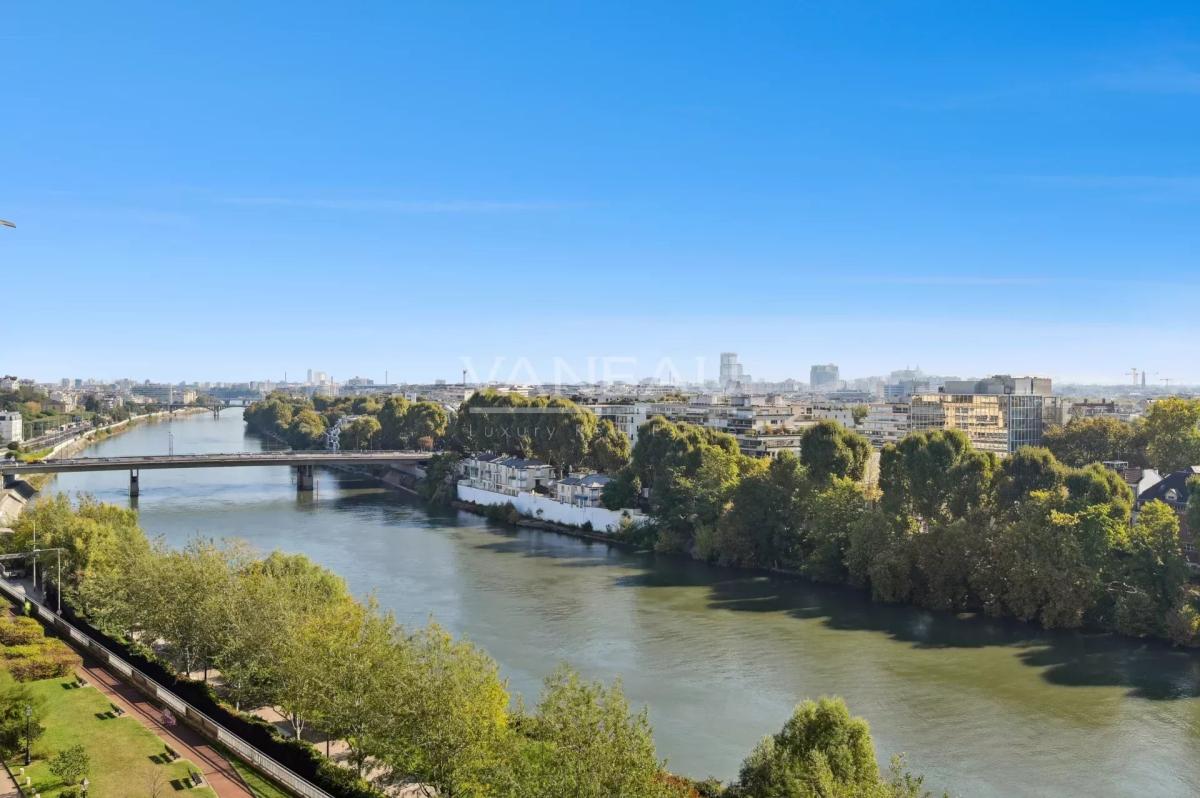 Courbevoie / Front de Seine / vue Tour Eiffel