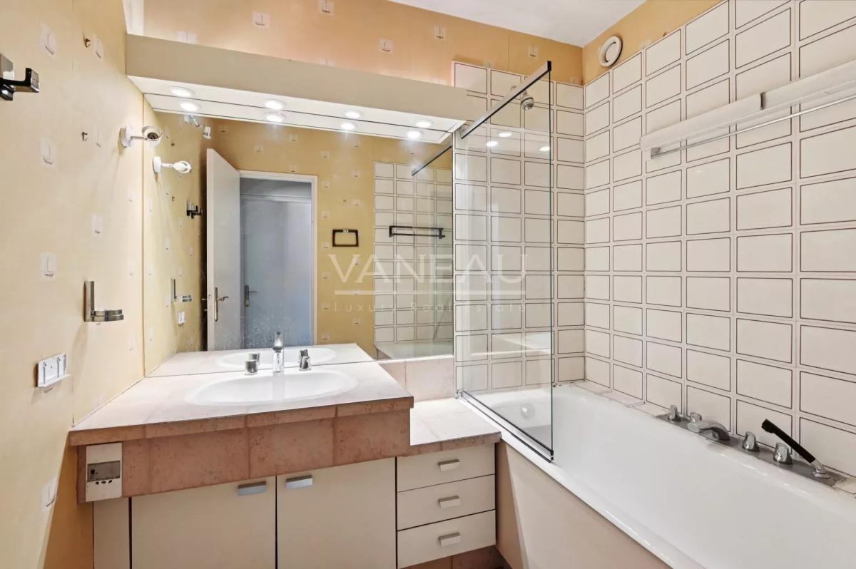 Courbevoie / Front de Seine / vue Tour Eiffel