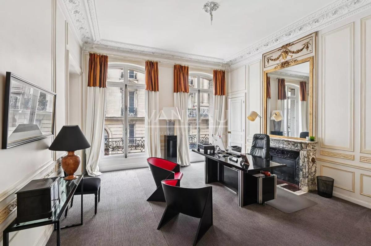 Paris XVIe - IENA - Place de l'Amiral de Grasse.