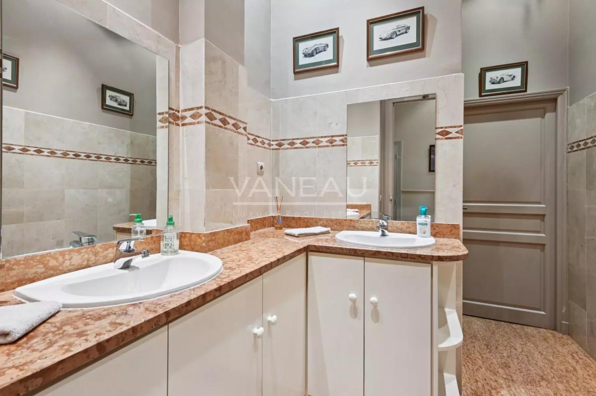 Paris XVIe - IENA - Place de l'Amiral de Grasse.