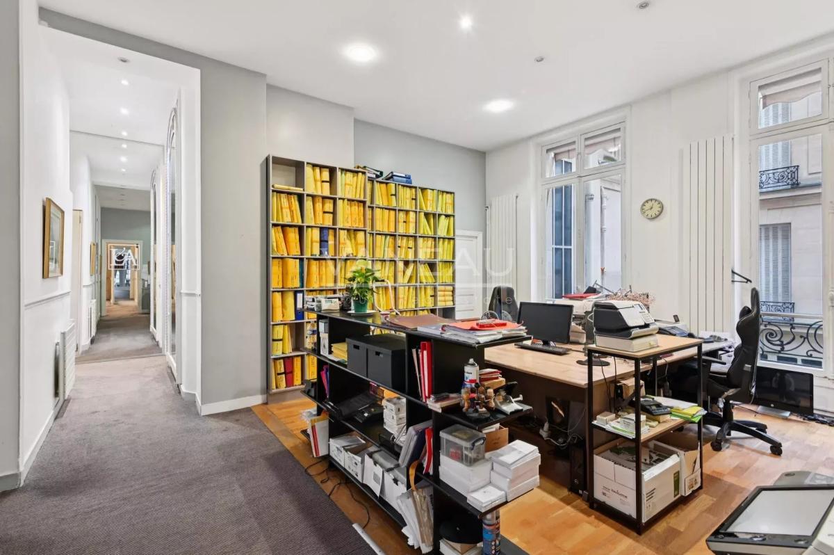 Paris XVIe - IENA - Place de l'Amiral de Grasse.