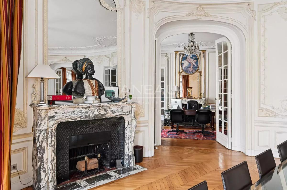 Paris XVIe - IENA - Place de l'Amiral de Grasse.