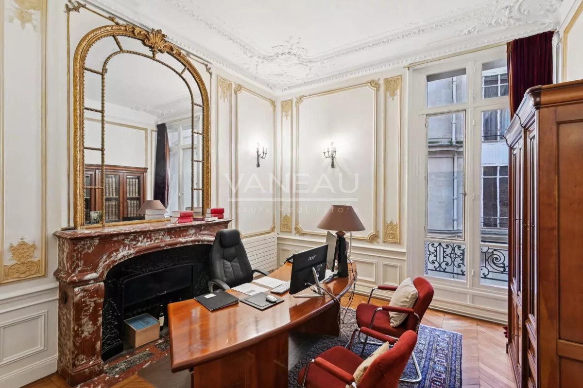 Paris XVIe - IENA - Place de l'Amiral de Grasse.