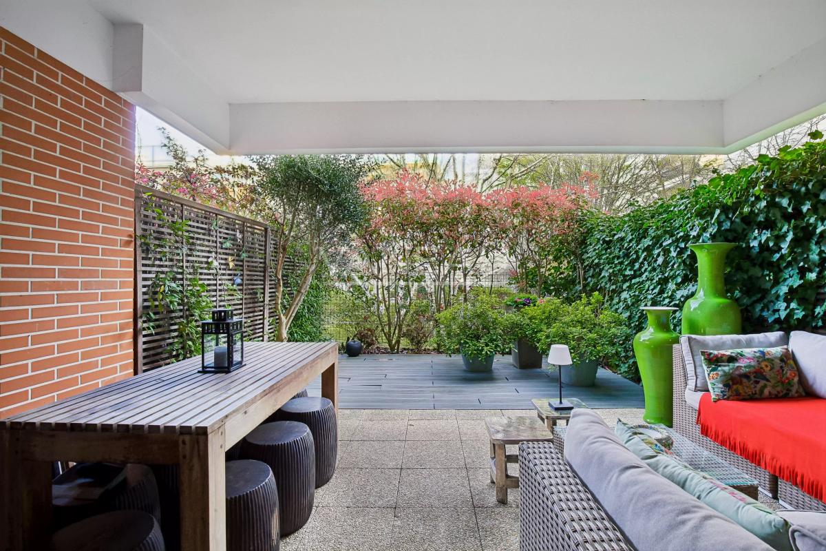 Boulogne - Terrasse au calme sur jardin, sans vis à vis exposée sud
