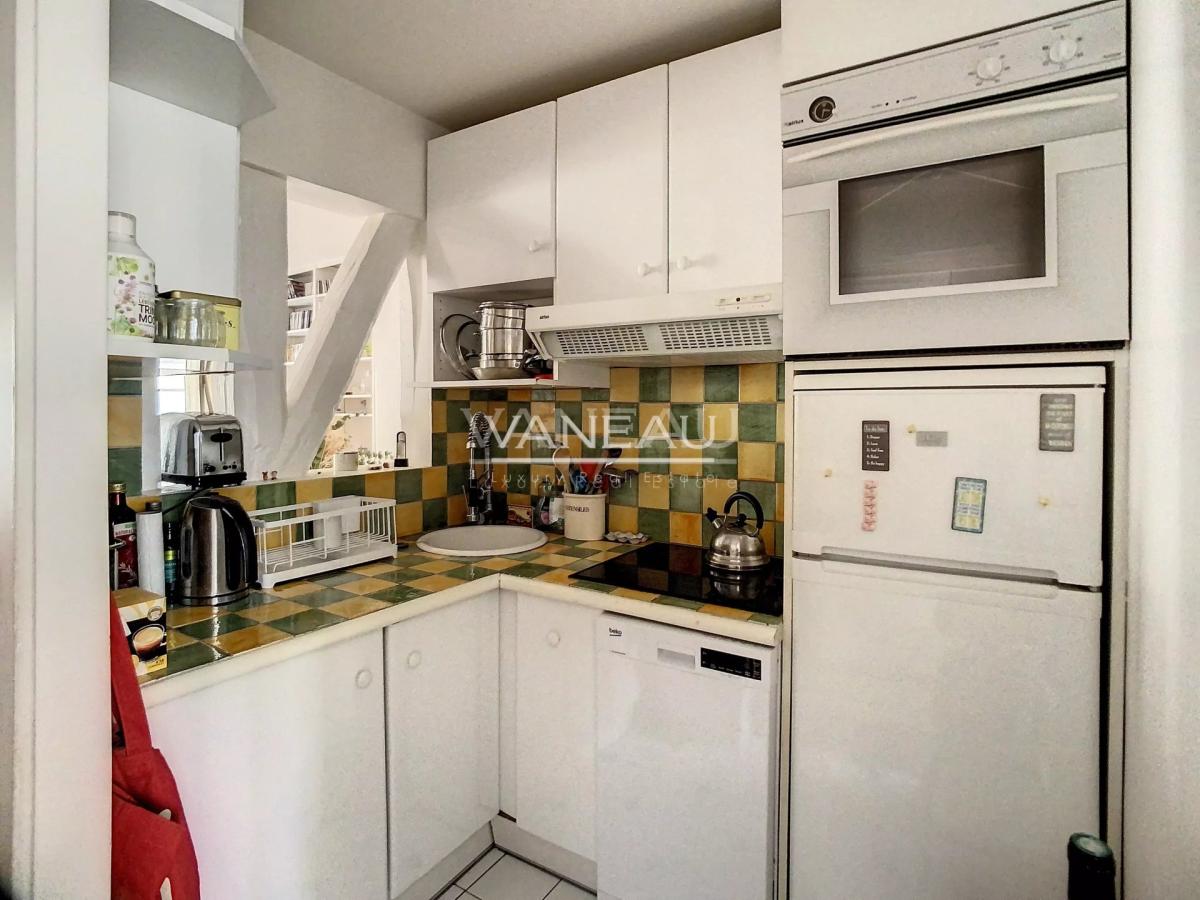 PARIS VIe -  DEUX PIECES POUR PIED A TERRE IDEAL  BAIL CODE CIVI