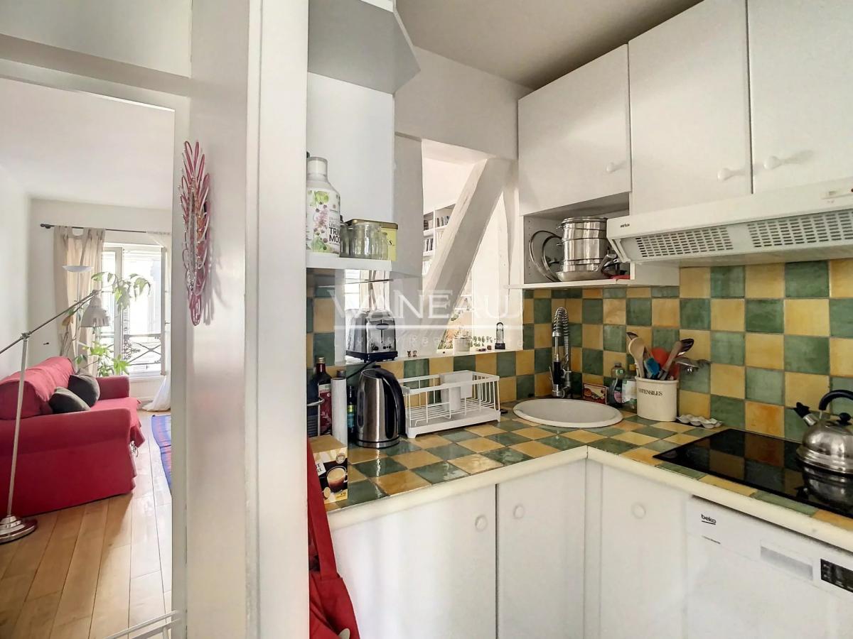 PARIS VIe -  DEUX PIECES POUR PIED A TERRE IDEAL  BAIL CODE CIVI