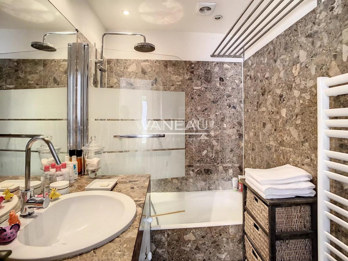 PARIS VIe -  DEUX PIECES POUR PIED A TERRE IDEAL  BAIL CODE CIVI