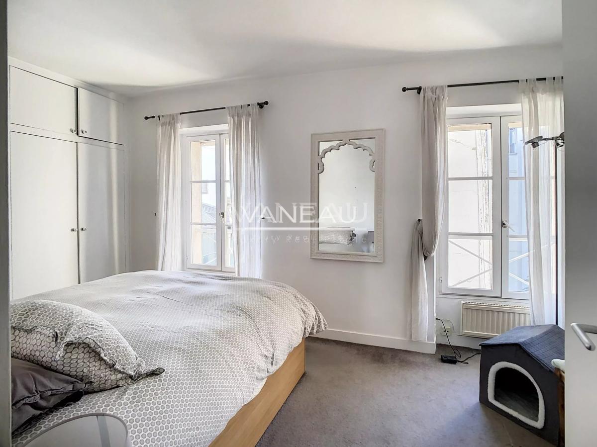 PARIS VIe -  DEUX PIECES POUR PIED A TERRE IDEAL  BAIL CODE CIVI