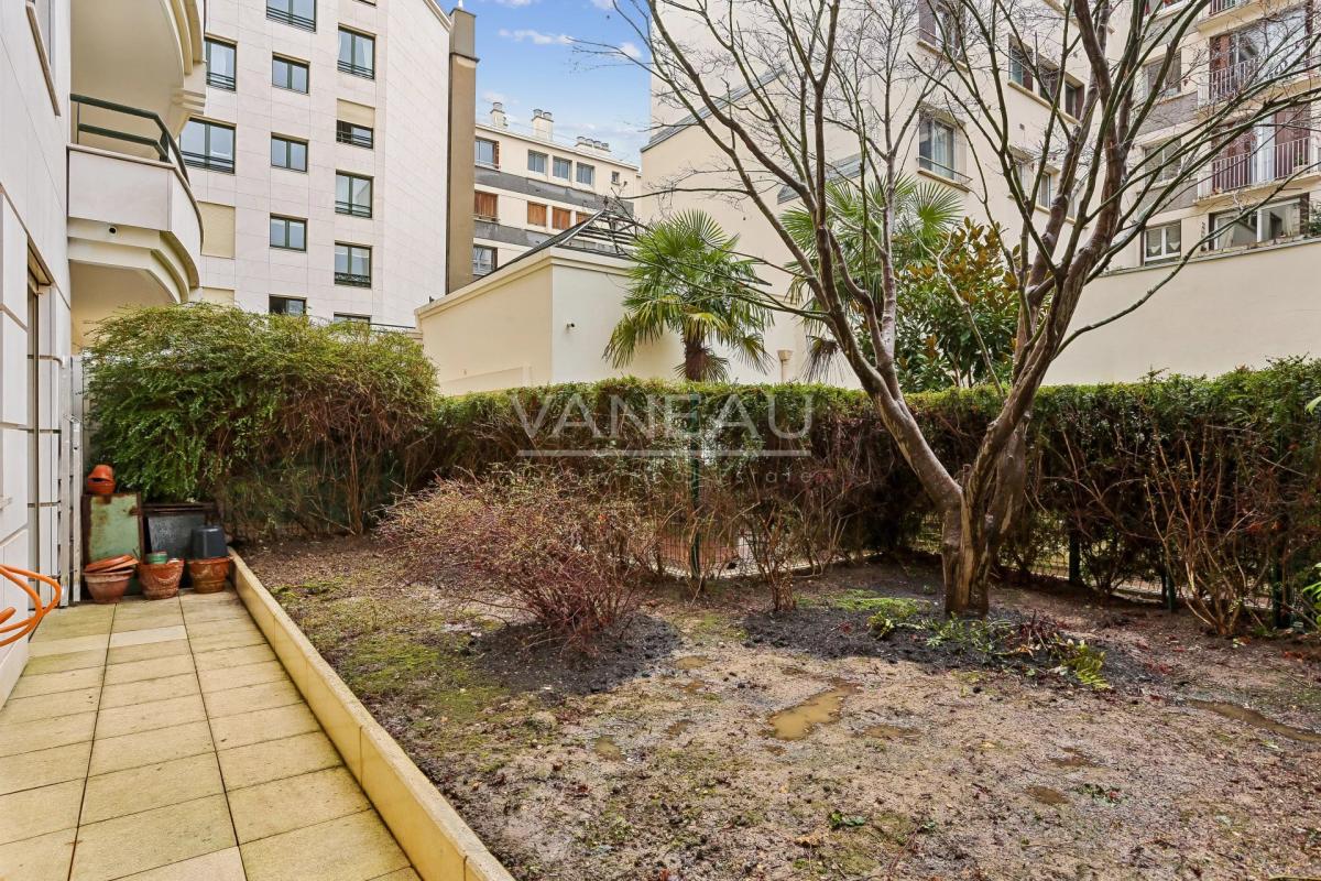 Deux pièces avec terrasse-jardin au calme