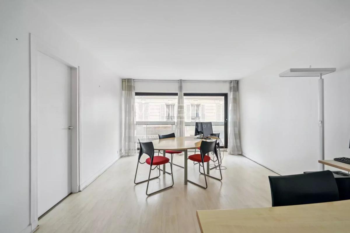 Paris XVe - Volontaires / Vaugirard : Studio lumineux avec balco