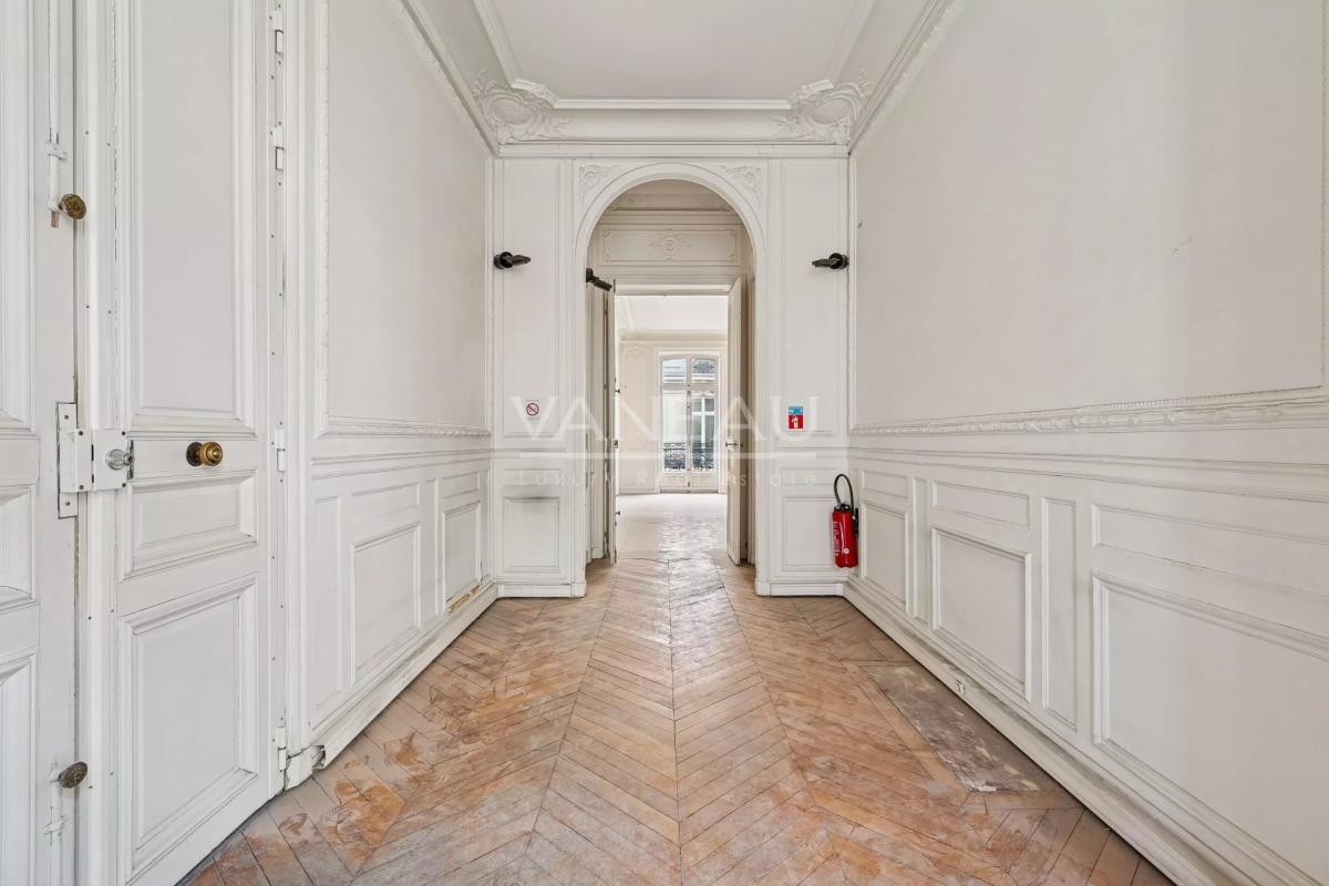 Paris VIII - Triangle d'or - Appartement de caractère traversant