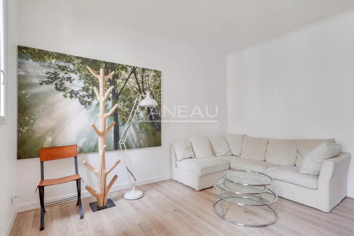 Paris 15ème - Ernest Renan - charmant deux pièces en étage élevé