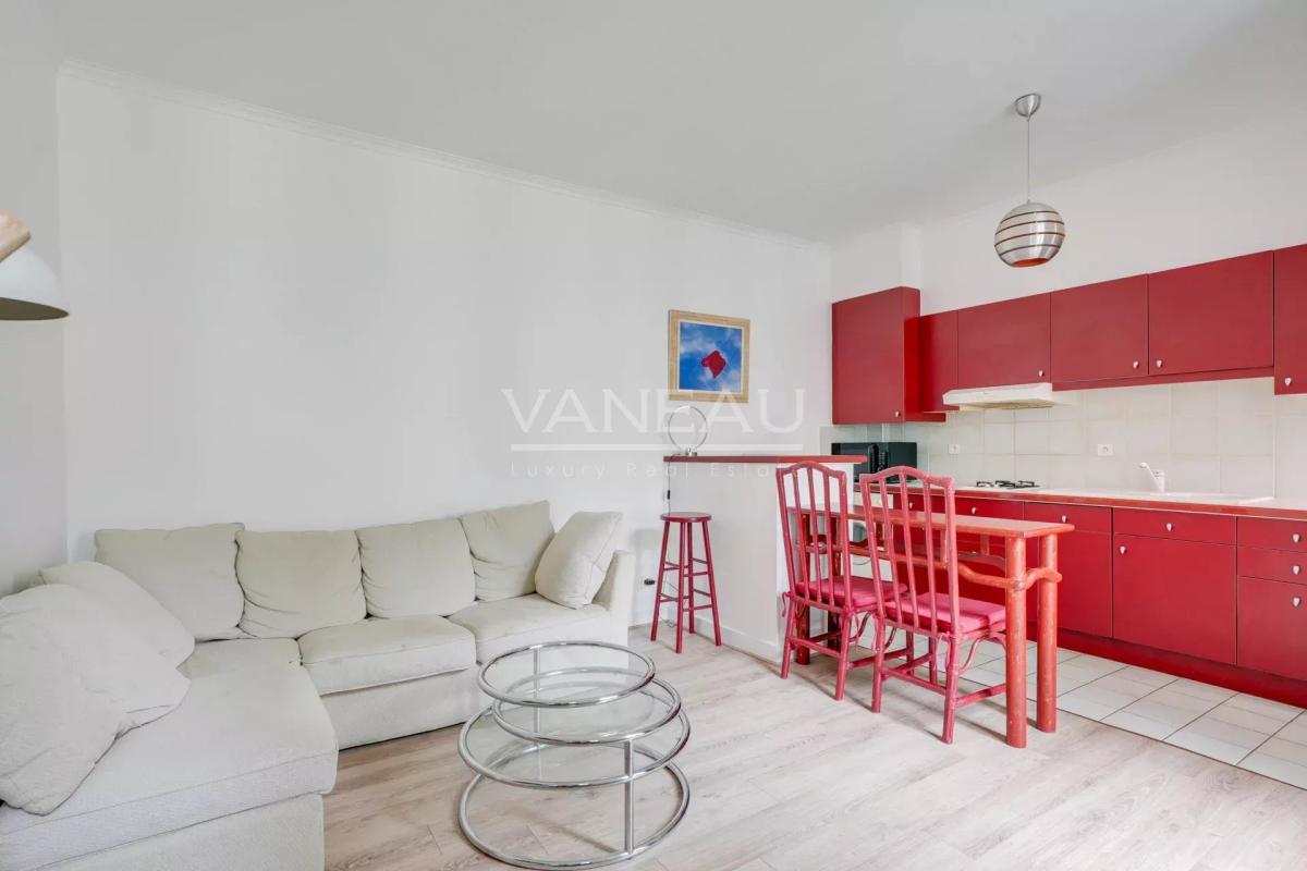 Paris 15ème - Ernest Renan - charmant deux pièces en étage élevé