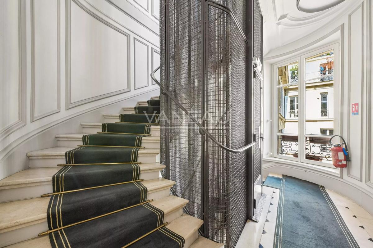 Paris IXe - Europe/ rue de Milan - 6 pièces, 4 chambres - Standi