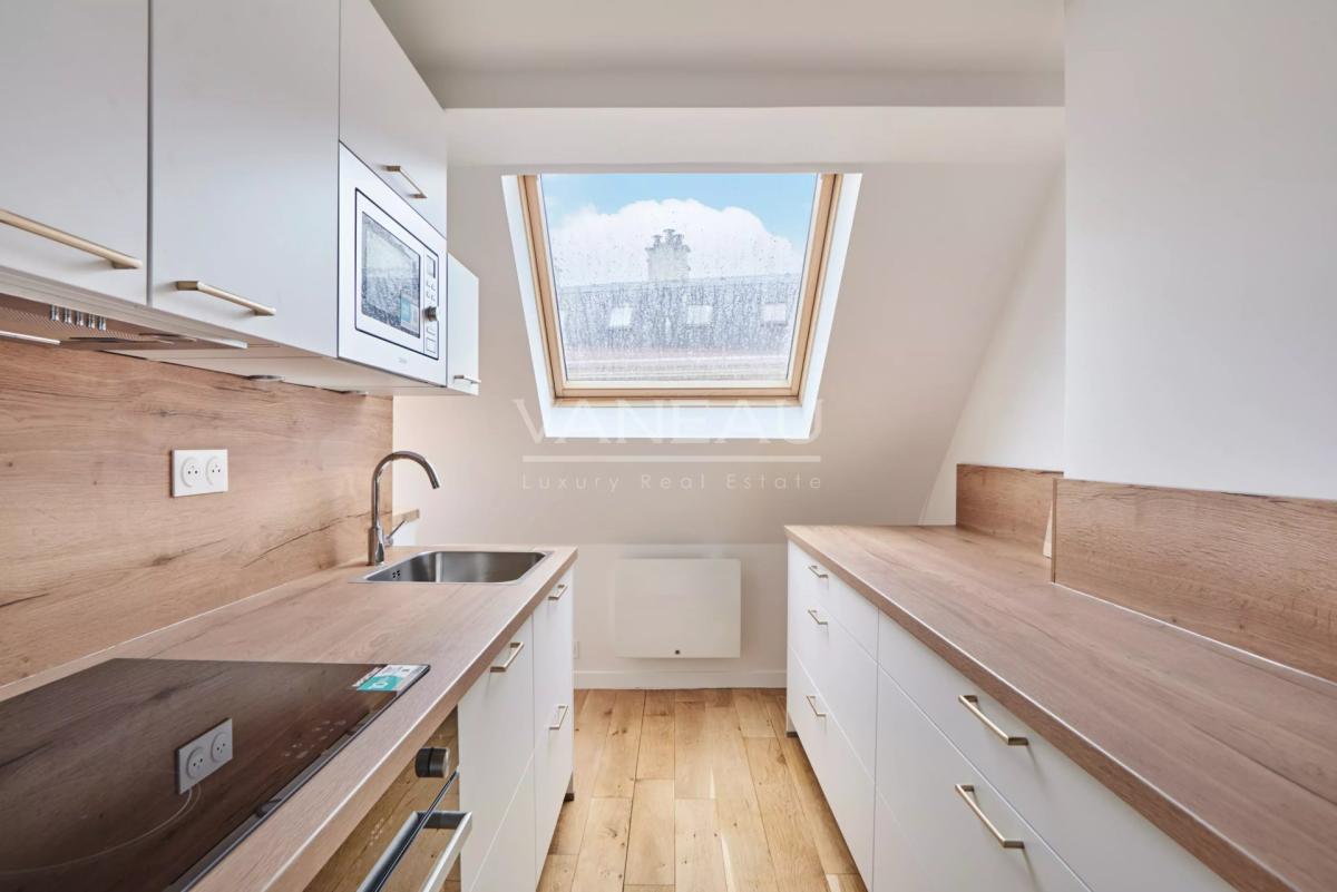 Paris 9e Trinité 3 pièces Meublé refait à neuf