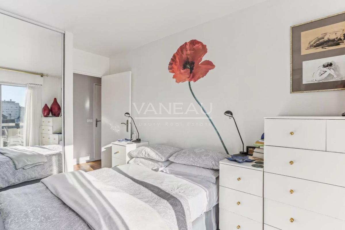 Suresnes/Mairie - Appartement dernier étage avec terrasse et bal