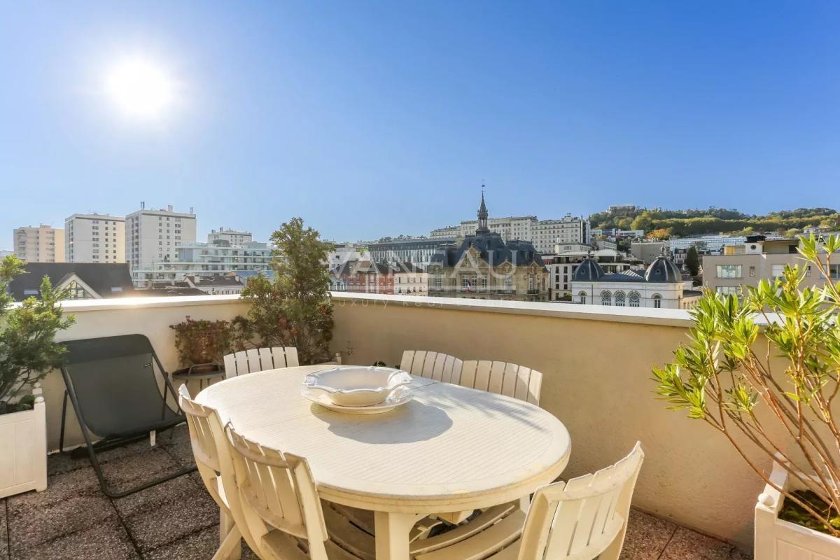 Suresnes/Mairie - Appartement dernier étage avec terrasse et bal