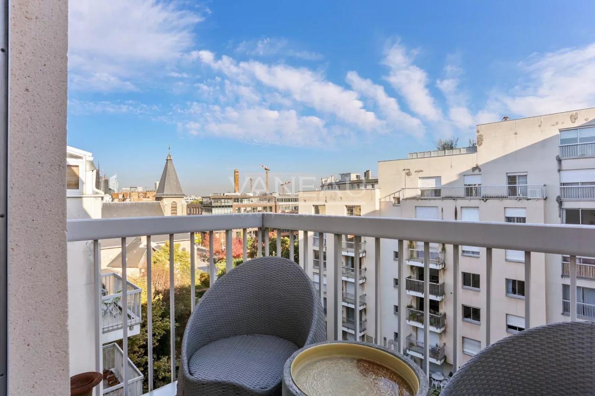 Suresnes/Mairie - Appartement dernier étage avec terrasse et bal